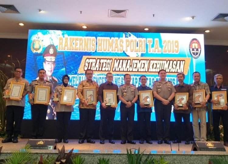 TERIMA PENGHARGAAN. Sejumlah perwakilan media massa menerima penghargaan dari Kapolri Jenderal Tito Karnavian, di Gedung Rupatama, Mabes Polri, Jakarta Selatan, Kamis (29/8). (DOK HUMAS POLRI)
