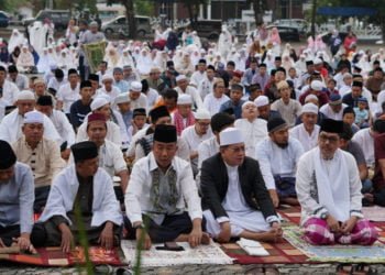 SALAT IDULADHA. Sekretaris Kabupaten Lampung Selatan Fredy SM, Kapolres Lamsel AKBP M Syahran, dan jajaran OPD pemkab setempat  melaksanakan salat iduladha 1440 Hijriah di Lapangan Korpri Kalianda, Minggu (11/8). (DOKUMENTASI DISKOMINFO LAMSEL)