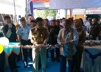 UKK IMIGRASI. Bupati Pesisir Barat Agus Istiqlal dan Kakanwil Kemenkumham Lampung Seprizal menggunting pita saat meresmikan Unit Kerja Kantor (UKK) Imigrasi Kelas III non-TPI Kotabumi di Krui yang berlokasi di Pekon Serai, Kecamatan Pesisir Tengah, Selasa (6/8). (LAMPUNG POST/YON FISOMA)