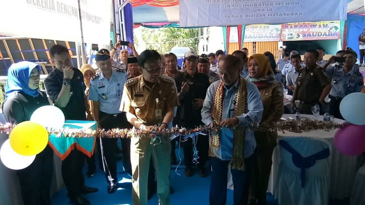 UKK IMIGRASI. Bupati Pesisir Barat Agus Istiqlal dan Kakanwil Kemenkumham Lampung Seprizal menggunting pita saat meresmikan Unit Kerja Kantor (UKK) Imigrasi Kelas III non-TPI Kotabumi di Krui yang berlokasi di Pekon Serai, Kecamatan Pesisir Tengah, Selasa (6/8). (LAMPUNG POST/YON FISOMA)