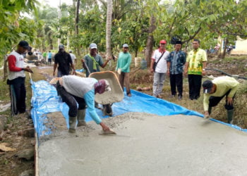 JALAN COR. Desa Pasuruan, Kecamatan Penengahan, Kabupaten Lampung Selatan, membangun jalan cor beton sepanjang 250 meter, Kamis (22/8). (LAMPUNG POST/AAN KRIDOLAKSONO)