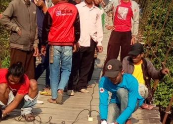 DIPERTAHANKAN. Masyarakat Tiyuh Gunungkatun bergotong royong memperbaiki jembatan gantung di tiyuh setempat, Minggu (25/8). Jembatan gatung dipertahankan untuk mendukung wisata alam di tiyuh setempat. (LAMPUNG POST/MERWAN)