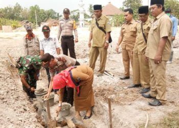 LINTASAN JOGING. Camat Palas, Lampung Selatan, Rika Wati bersama Uspika melakukan trail pembangunan lintasan joging di lapangan sepak bola Desa Tanjungjaya, Senin (12/8). Pembangunan fasilitas itu menggunakan anggaran dana desa. (LAMPUNG POST/ARMANSYAH)