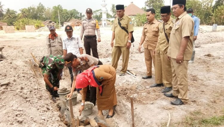 LINTASAN JOGING. Camat Palas, Lampung Selatan, Rika Wati bersama Uspika melakukan trail pembangunan lintasan joging di lapangan sepak bola Desa Tanjungjaya, Senin (12/8). Pembangunan fasilitas itu menggunakan anggaran dana desa. (LAMPUNG POST/ARMANSYAH)