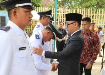 LANTIK PJ KADES. Bupati Way Kanan Raden Adipati Surya saat melantik empat penjabat (pj) kepala kampung di Kampung Sukajadi, Kecamatan Kasui, Kamis (29/8). Kades dan pj diingatkan menggunakan dana desa dan alokasi dana desa sesuai dengan aturan. (LAMPUNG POST/CANDRA PUTRA WIJAYA)