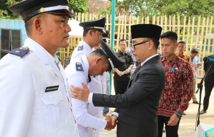 LANTIK PJ KADES. Bupati Way Kanan Raden Adipati Surya saat melantik empat penjabat (pj) kepala kampung di Kampung Sukajadi, Kecamatan Kasui, Kamis (29/8). Kades dan pj diingatkan menggunakan dana desa dan alokasi dana desa sesuai dengan aturan. (LAMPUNG POST/CANDRA PUTRA WIJAYA)