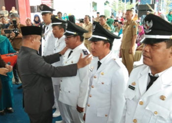 KADES BARU. Plt Bupati Lampung Selatan Nanang Ermanto saat melantik lima kepala desa di Kecamatan Kalianda di Balai Desa Sukatani, Selasa (20/8). Selain di Kalinada, pelantikan kades juga dilakukan di Kecamatan Rajabasa. (LAMPUNG POST/ARMANSYAH)