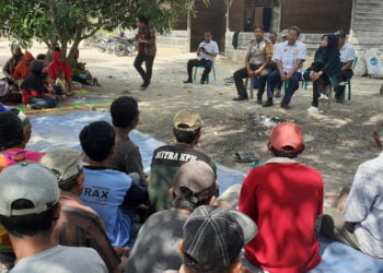 ASESMEN. Perwakilan Kementerian Sosial didampingi Kepala Dinas Sosial Mesuji saat berdialog dengan sejumlah warga Register 45. Kedatangan tim tersebut dalam rangka asesmen sebelum menurunkan bantuan dan program. (LAMPUNG POST/RIDWAN ANAS)