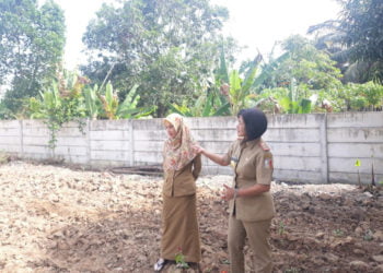 TAMAN RAMAH ANAK. Kadis P2PA Kabupaten Tulangbawang Desi Kusumayuda saat menunjukkan calon taman ramah anak yang berada tepat di depan kantornya, Selasa (6/8). (LAMPUNG POST/FERDI IRWANDA)
