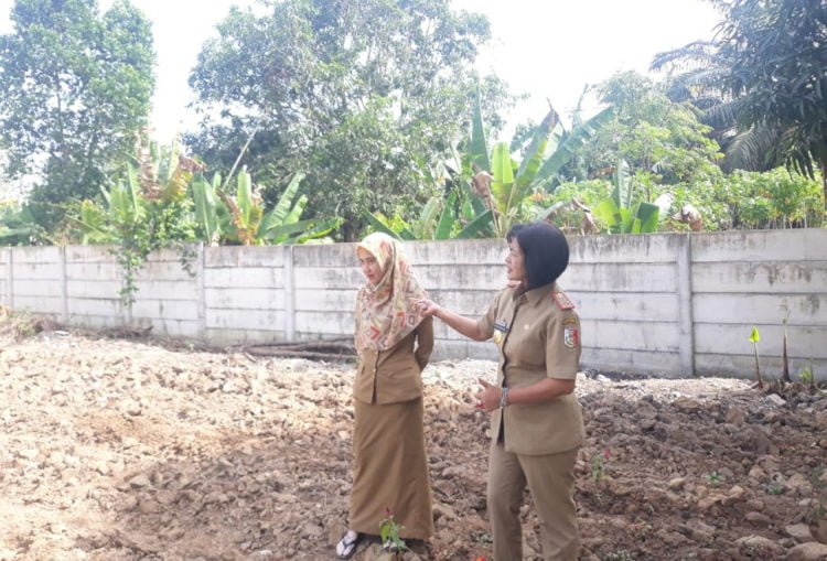 TAMAN RAMAH ANAK. Kadis P2PA Kabupaten Tulangbawang Desi Kusumayuda saat menunjukkan calon taman ramah anak yang berada tepat di depan kantornya, Selasa (6/8). (LAMPUNG POST/FERDI IRWANDA)