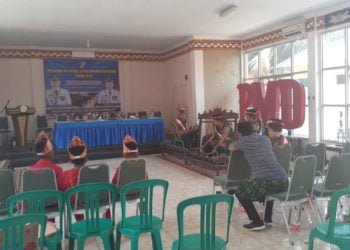 PELESTARIAN BUDAYA. Pergelaran seni kulintang dilaksanakan di Kabupaten Lampung Utara untuk melestarikan adat dan kebudayaan sebagai kearifan lokal setempat, Kamis (1/8). (LAMPUNG POST/FAJAR NOFITRA)