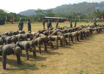 LATIHAN JIWA KORSA. Sejumlah anggota Satpol PP Pemprov Lampung mengikuti latihan dasar jiwa korsa di lapangan sepak bola Brigif 4 Mar/BS Piabung, Padangcermin, Pesawaran, Senin (26/8). Latihan bertujuan meningkatkan kemampuan, kedisiplinan, loyalitas, dan semangat kerja personel Satpol PP. n (DOKUMENTASI BRIGIF 4 MAR/BS)