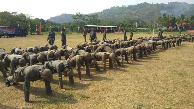 LATIHAN JIWA KORSA. Sejumlah anggota Satpol PP Pemprov Lampung mengikuti latihan dasar jiwa korsa di lapangan sepak bola Brigif 4 Mar/BS Piabung, Padangcermin, Pesawaran, Senin (26/8). Latihan bertujuan meningkatkan kemampuan, kedisiplinan, loyalitas, dan semangat kerja personel Satpol PP. n (DOKUMENTASI BRIGIF 4 MAR/BS)