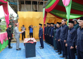 LANTIK LHP. Bupati Lampung Barat Parosil Mabsus melantik
Lembaga Himpun Pemekonan (LHP) di Pekon Sukarame, Kecamatan Belalau, Jumat (2/8). LHP harus mampu memberikan sumbangsih terhadap pelaksanaan pembangunan yang dilakukan pemerintah. (DOKUMENTASI HUMAS PEMKAB LAMBAR)