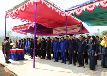 LEMBAGA PEKON. Bupati Lampung Barat Parosil Mabsus melantik lima Lembaga Himpun Pemekonan (LHP) di Kecamatan Pagardewa, Kamis (1/8). (DOKUMENTASI HUMAS PEMKAB LAMBAR)