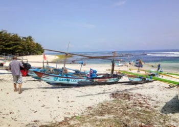 TIDAK MELAUT. Sejumlah perahu nelayan di Pekon Way Redak, Kecamatan Pesisir Tengah, ditambatkan di pinggir pantai, Minggu (11/8). Para nelayan tidak melaut karena trauma dengan pengalaman tahun lalu. (LAMPUNG POST/YON FISOMA)