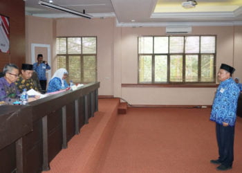 UUD 1945. Seorang pejabat Pemerintah Kabupaten Lampung Selatan mengikuti lomba mengucap UUD 1945 dalam rangka memeriahkan HUT ke-74 kemerdekaan RI di aula Rajabasa pemkab setempat, Kamis (15/8). Selan lomba pengucap UUD 1945 juga digelar lomba pengucap Pancaprasetya Korpri. (DOKUMENTASI DISKOMINFO LAMSEL)