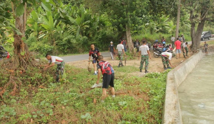 BERSIH-BERSIH. Para prajurit Brigif 4 Mar/BS Harimau Sumatera bersama masyarakat Desa Ketapang, Kecamatan Telukpandan, bergotong royong membersihkan pesisir pantai, Jumat (2/8). (DOKUMENTASI BRIGIF 4 MARINIR)