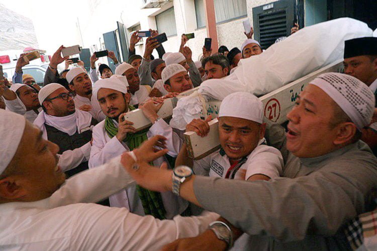 KH MAIMUN ZUBAIR WAFAT DI MEKAH. Umat muslim mengangkat jenazah KH Maimun Zubair (Mbah Moen) seusai dimandikan di Masjid Muhajirin Khalidiyah, Mekah, Selasa (6/8). Jenazah selanjutnya akan disemayamkan di Kantor Urusan Haji Daker Syisyah, Mekah lalu disalatkan di Masjidil Haram dan dimakamkan di Kota Mekah. (ANTARA/HANNI SOFIA)