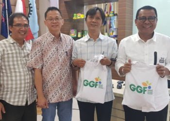 FOTO BERSAMA. Senior Manager Sustainability Great Giant Pineapple (GGP) Arief Fatullah (paling kiri), manajemen GGP Djoni Wesida (kedua dari kiri), Pemimpin Redaksi Lampost.co Sjaicul Anwar (kedua kanan), dan Pemimpin Redaksi Lampung Post Iskandar Zulkarnain berfoto bersama usai Workshop Integrated Communication bagi segenap karyawan di lingkungan perusahaan di Gedung Training Center, Selasa (27/8). (LAMPUNG POST/ABDUL GAFUR)