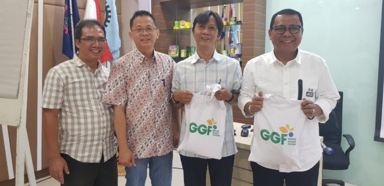 FOTO BERSAMA. Senior Manager Sustainability Great Giant Pineapple (GGP) Arief Fatullah (paling kiri), manajemen GGP Djoni Wesida (kedua dari kiri), Pemimpin Redaksi Lampost.co Sjaicul Anwar (kedua kanan), dan Pemimpin Redaksi Lampung Post Iskandar Zulkarnain berfoto bersama usai Workshop Integrated Communication bagi segenap karyawan di lingkungan perusahaan di Gedung Training Center, Selasa (27/8). (LAMPUNG POST/ABDUL GAFUR)