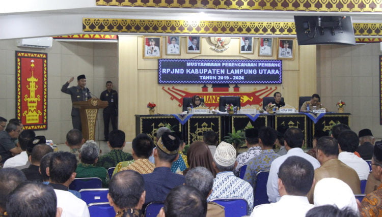 BERI EFEK. Bupati Lampung Utara, Agung Ilmu Mangkunegara, saat membuka Musrenbang RPJMD akhir tahun 2019—2024 di aula Tapis Setkab setempat, Selasa (27/8). Musrenbang harus memberi efek besar bagi pembangunan daerah. (LAMPUNG POST/FAJAR NOFITRA)
