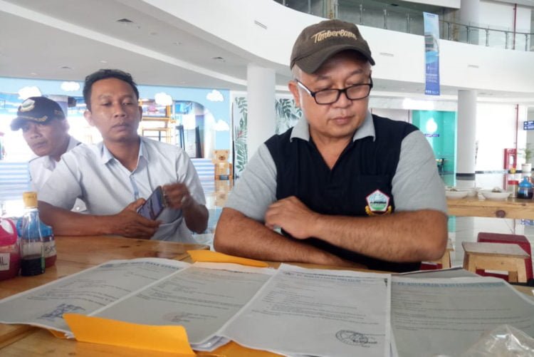 BANTAH. Ketua DPC Organda khusus Pelabuhan Bakauheni, Ivan Rizal, saat memberikan keterangan untuk membantah tuduhan LSM GMBI terkait adanya pungli di Terminal Pelabuhan Bakauheni, Jumat (23/8) sore. (LAMPUNG POST/AAN KRIDOLAKSONO)
