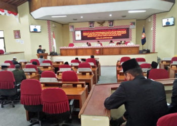 PENGESAHAN KUA PPAS. Paripurna pengesahan KUA PPAS Pemkab Lambar tahun 2020 yang berlangsung di gedung DPRD setempat, Senin (5/8). APBD Lambar 2020 diperkirakan mengalami defisit. (LAMPUNG POST/ELIYAH)