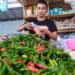 BERTAHAN TINGGI. Salah seorang pedagang cabai rawit di pasar tradisional Sidomulyo, Lampung Selatan, saat melayani pembeli, Selasa (20/8). Harga cabai rawit masih bertahan di angka Rp100 ribu per kilogram. (LAMPUNG POST/PERDHANA WIBYSONO)