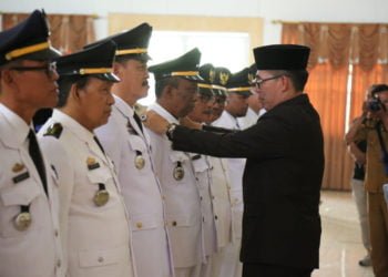 PELANTIKAN. Bupati Lampung Timur Zaiful Bokhari saat melantik 183 pejabat eselon III dan IV di lingkungan Pemkab Lamtim, Selasa.(20/9). (LAMPUNG POST/DJONI HARTAWAN JAYA)