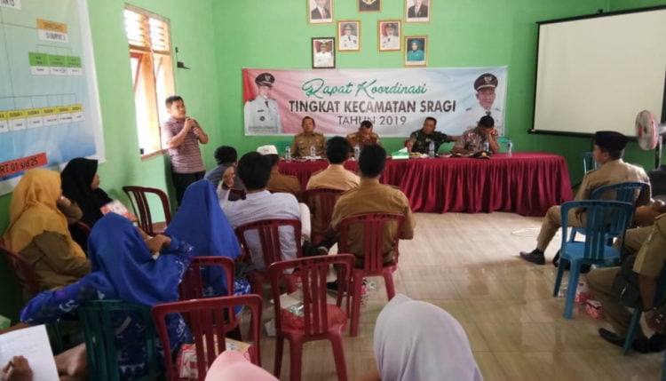 TURUN. Koordinator pendamping PKH Kecamatan Sragi, Lampung Selatan, Rukiman saat memaparkan jumlah KPM PKH di Kecamatan setempat pada saat rakor bulan Kecamatan Sragi di Kantor Desa Mandalasari, Selasa (27/8). Jumlah penerima PKH pada 2019 turun. (LAMPUNG POST/ARMANSYAH)