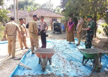 PROGRAM PKT. Camat Palas, Lampung Selatan, Rika Wati bersama Uspika saat meninjau pembangunan infrastruktur di Desa Baliagung, Kecamatan Palas, Senin (5/8). Pembangunan di desa tersebut mengutamakan program Padat Karya Tunai (PKT). (LAMPUNG POST/ARMANSYAH)