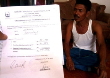 PUNGUTAN. Surat pemberitahuan penarikan keuangan Desa Kualasekampung, Kecamatan Sragi, Lampung Selatan, milik Sumarso, anggota BPD desa setempat. Foto dibidik Sabtu (18/8). (LAMPUNG POST/ARMANSYAH)
