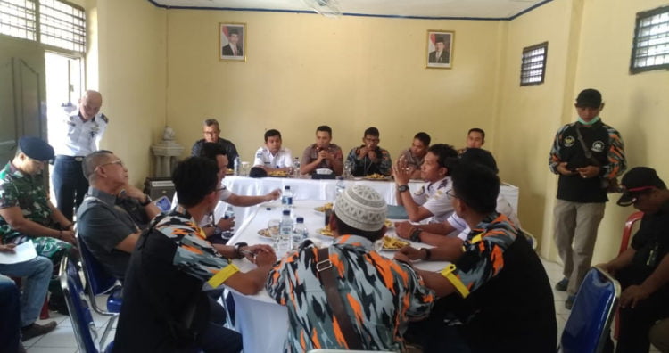 CARI SOLUSI. Para demonstran dari LSM GMBI bertemu dengan jajaran ASDP cabang Bakauheni, dan BPTD Kemenhubdar di aula kantor KSKP Bakauheni, Selasa (20/8). Pertemuan yang difasilitasi Wakapolres Lamsel Sulistiyono Dwi Nugroho tersebut untuk membahas tuntutan GMBI atas pelayanan di lintas penyeberangan Selat Sunda. (LAMPUNG POST/AAN KRIDOLAKSONO)