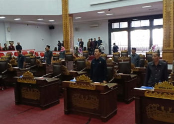 RAPAT PARIPURNA. Suasana rapat paripurna DPRD Kabupaten Tulangbawang Barat dengan agenda penandatanganan MoU pembentukan peraturan daerah tahun 2020, Kamis (1/8). (LAMPUNG POST/AHMAD SOBIRIN)