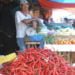 TERUS NAIK. Harga cabai rawit di pesisir timur Kabupaten Lampung Selatan menembus Rp100 ribu per kilogram, Minggu (11/8). (LAMPUNG POST/AAN KRIDOLAKSONO)