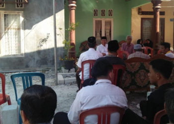 RUMAH DUKA. Sejumlah warga Desa Palasjaya, Kecamatan Palas, Lampung Selatan, berkumpul di rumah duka Asnawati, Rabu (21/8). Asnawati beserta anak, menantu, dan cucunya menjadi korban tewas dalam kecelakaan di jalan tol Jakarta—Merak Km 79.200 A, kemarin pagi. (LAMPUNG POST/ARMANSYAH)