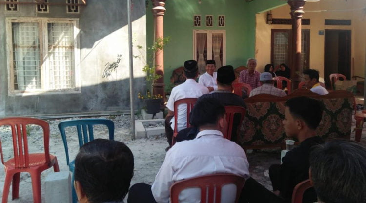 RUMAH DUKA. Sejumlah warga Desa Palasjaya, Kecamatan Palas, Lampung Selatan, berkumpul di rumah duka Asnawati, Rabu (21/8). Asnawati beserta anak, menantu, dan cucunya menjadi korban tewas dalam kecelakaan di jalan tol Jakarta—Merak Km 79.200 A, kemarin pagi. (LAMPUNG POST/ARMANSYAH)