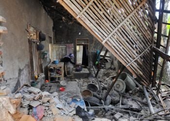 Warga beraktivitas di rumahnya yang rusak akibat diguncang gempa di Kampung Karoya, Mandalawangi, Pandeglang, Banten, Sabtu (3/8/2019). ANTARA FOTO/Asep Fathulrahman