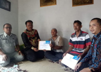 SANTUNAN. Perwakilan Jasa Raharja bersama Pjs Kepala Desa Palasjaya, Kecamatan Palas, Lampung Selatan, Muslim Idrus, saat memberikan santunan secara simbolis kepada ahli waris di kediaman Asnawati, Jumat (23/8). Korban meninggal bertambah setelah Sana Selviana yang sempat dirawat akhirnya meninggal dunia. (DOKUMENTASI PEMDES PALASJAYA)