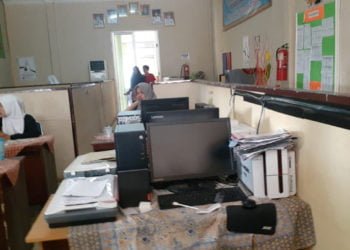 SEPI. Sejumlah pegawai di DInas Kependudukan dan Catatan Sipil (Disdukcapil) Lampung Utara tampak santai, Jumat (2/8). Peranti yang rusak membuat pelayanan di kantor tersebut sepi dari masyarakat yang mengurus administrasi kependudukan. (LAMPUNG POST/FAJAR NOFITRA)