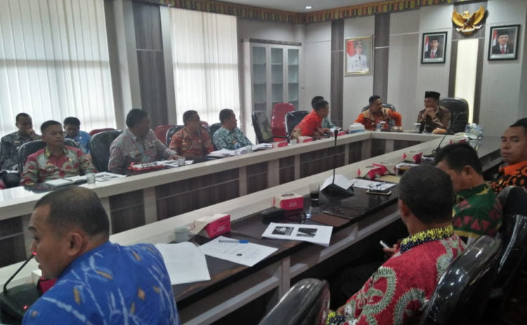 SMART CITY. Bupati Lampung Barat Parosil Mabsus saat mengikuti audensi rencana pengembangan smart city di OR Bupati, Kamis (29/8). (LAMPUNG POST/ELIYAH)