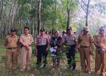 LOKASI STI. Sejumlah aparat kepolisian disiagakan saat melakukan penggusuran calon STI di Tiyuh Pulungkencana, Selasa (27/8). (DOKUMENTASI HUMAS PEMKAB TUBABA)