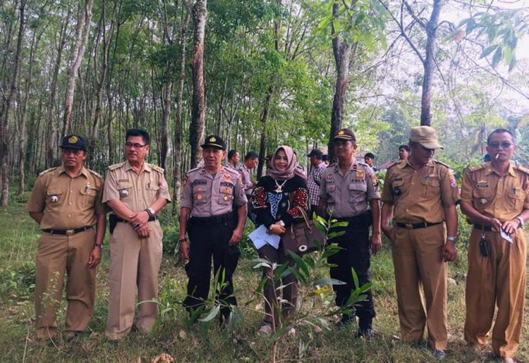 LOKASI STI. Sejumlah aparat kepolisian disiagakan saat melakukan penggusuran calon STI di Tiyuh Pulungkencana, Selasa (27/8). (DOKUMENTASI HUMAS PEMKAB TUBABA)