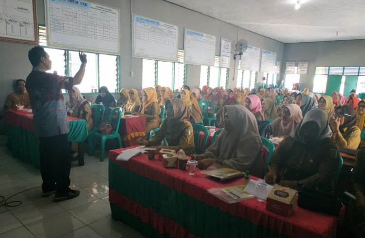 ANTUSIAS. Puluhan guru sekolah dasar di Kecamatan Gedongtataan, antusias mengikuti pelatihan yang digelar Manajemen Takukagi. (LAMPUNG POST/PUTRA PANCASILA SAKTI)