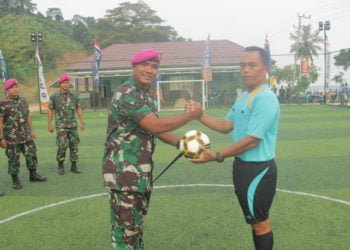 SERAHKAN BOLA. Komandan Batalion Infanteri 7 Marinir Letkol Marinir Kanang Budi Raharjo menyerahkan bola kepada wasit saat menandai dibukanya turnamen futsal Anggaraksa Cup di lapangan Anggaraksa Futsal Mako Yonif 7 Marinir Ketapang, Telukpandan, Senin (12/8). Turnamen dalam rangka memeriahkan HUT Ke-74 RI. (DOKUMENTASI YONIF 7 MARINIR)