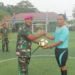 SERAHKAN BOLA. Komandan Batalion Infanteri 7 Marinir Letkol Marinir Kanang Budi Raharjo menyerahkan bola kepada wasit saat menandai dibukanya turnamen futsal Anggaraksa Cup di lapangan Anggaraksa Futsal Mako Yonif 7 Marinir Ketapang, Telukpandan, Senin (12/8). Turnamen dalam rangka memeriahkan HUT Ke-74 RI. (DOKUMENTASI YONIF 7 MARINIR)