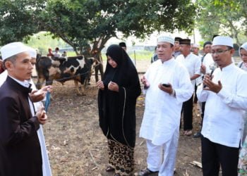 BERDOA.Bupati Tulangbawang Winarti saat memanjatkan doa bersama sejumlah tokoh agama sebelum pelaksanaan penyembelihan hewan kurban di Masjid Islamic Center Menggala, Minggu (11/8). (DOKUMENTASI HUMAS PEMKAB LAMBAR)