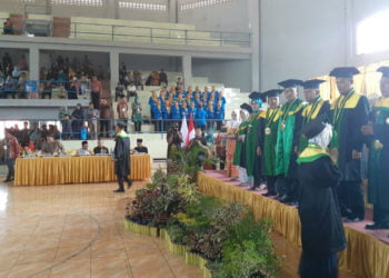 WISUDA. STAI Ibnu Rusyd  Kotabumi menggelar wisuda dua angkatan, 2017/2018 dan 2018/2019 di GOR Sukung Kotabumi, Senin (5/8). Alumnus dituntut bisa mengimplementasikan ilmu yang didapatnya. (LAMPUNG POST/FAJAR NOFITRA)