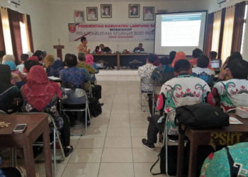 MENUJU BLUD. Dinas Kesehatan Lampung Barat menggelar workshop persiapan puskesmas menjadi Badan Layanan Umum Daerah (BLUD) pada 2020. (LAMPUNG POST/ELIYAH)